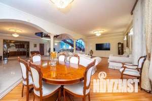 Дом 500м&sup2;, 3-этажный, участок 10 сот.  