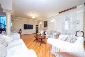 Дом 500м&sup2;, 3-этажный, участок 10 сот.  