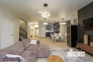 Дом 230м&sup2;, 3-этажный, участок 7 сот.  