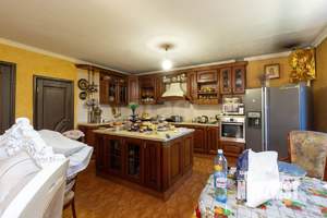 Дом 531м&sup2;, 3-этажный, участок 15 сот.  