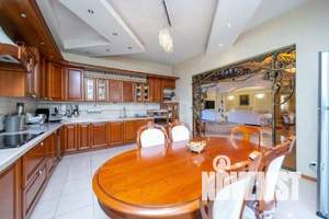 Дом 500м&sup2;, 3-этажный, участок 10 сот.  