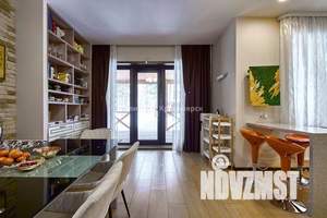 Коттедж 300м&sup2;, 2-этажный, участок 15 сот.  