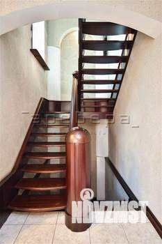 Дом 300м&sup2;, 3-этажный, участок 14 сот.  