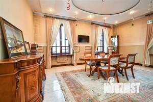 Дом 300м&sup2;, 3-этажный, участок 14 сот.  