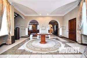 Дом 300м&sup2;, 3-этажный, участок 14 сот.  