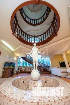 Дом 500м&sup2;, 3-этажный, участок 10 сот.  