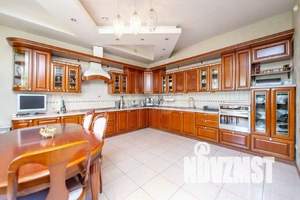 Дом 500м&sup2;, 3-этажный, участок 10 сот.  