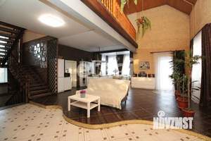 Дом 235м², 3-этажный, участок 8 сот.  