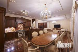 Коттедж 680м², 2-этажный, участок 15 сот.  