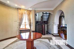 Дом 300м&sup2;, 3-этажный, участок 14 сот.  