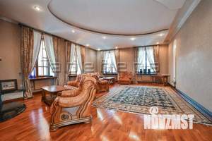 Дом 300м&sup2;, 3-этажный, участок 14 сот.  